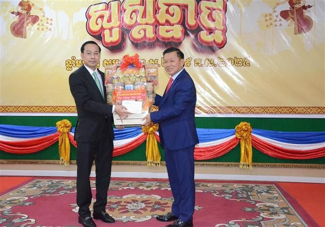 Chairman of the Kien Giang provincial People's Committee Nguyen Thanh Nhan (left) presents gifts and wishes a happy new year to a representative of Cambodia's Kep province. (Photo: VNA) 