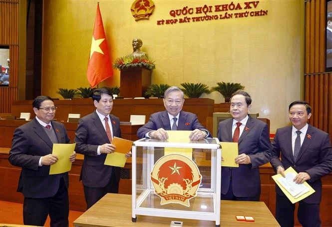 Party General Secretary To Lam (centre), State President Luong Cuong (second from left), Prime Minister Pham Minh Chinh (first, left), National Assembly Chairman Tran Thanh Man (second from right) cast their votes. (Photo: VNA)