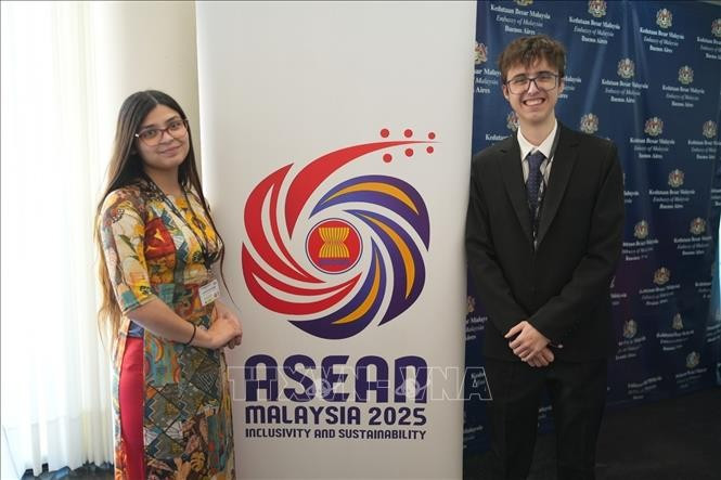 Pedro Toscano (L) and Florencia Camila Gomez represents Vietnam at the first-ever ASEAN Model competition held in Buenos Aires. (Photo: Vietnamese Embassy in Argentina)