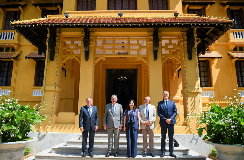 Deputy Foreign Minister Le Thi Thu Hang and the delegation of the France – Vietnam Parliamentary Friendship Group in the French Senate in Hanoi on September 19. (Photo: Ministry of Foreign Affairs of Vietnam)