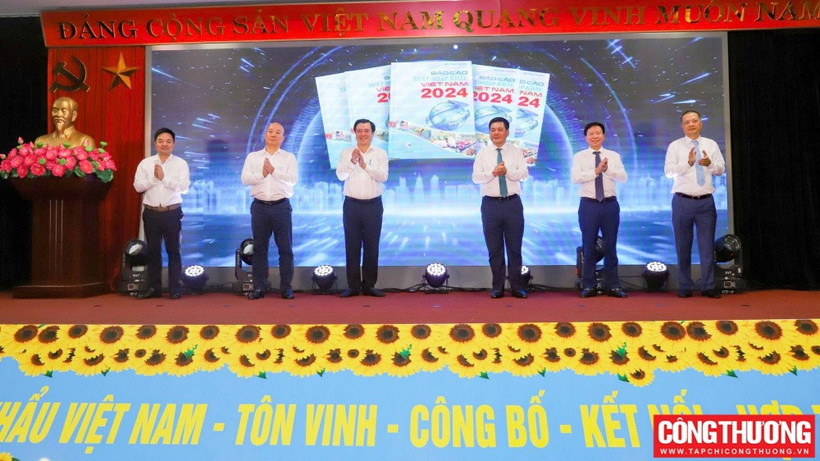 Minister of Industry and Trade Nguyen Hong Dien, together with representatives of relevant agencies, launch the Vietnam Import-Export Report 2024. (Photo: tapchicongthuong.vn)