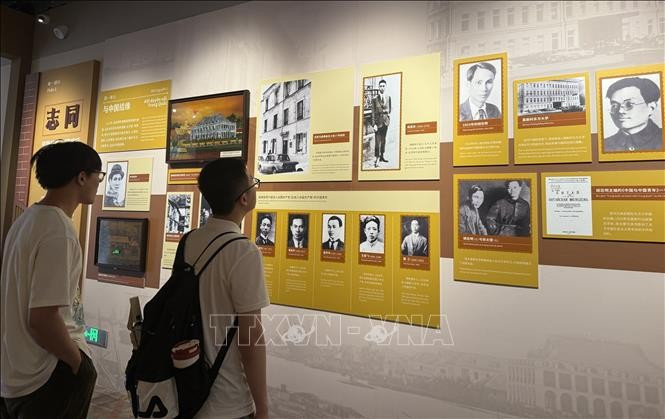 Visitors at the exhibition (Photo: VNA)