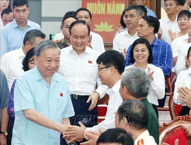 Party General Secretary To Lam (first, left) and members of Hanoi's delegation of NA deputies meets with voters of nine communes in Hanoi (Photo: VNA)