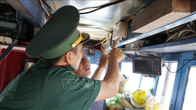 A border guard officer in Gia Lai inspects the vessel monitoring system before allowing a fishing boat to depart. (Photo: VNA)
