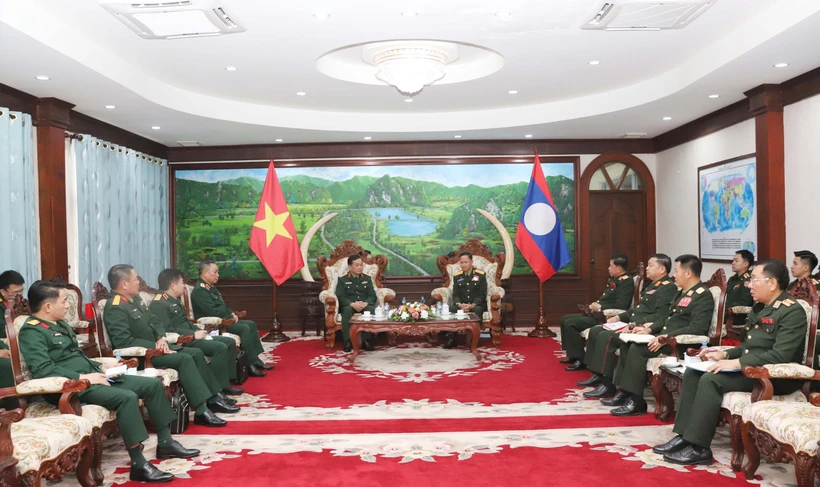 Laos’s Defence Minister Sen. Lieut. Gen. Khamlieng Outhakaysone (R) receives Deputy Minister of National Defence Sen. Lieut. Gen. Hoang Xuan Chien. (Photo: VNA)