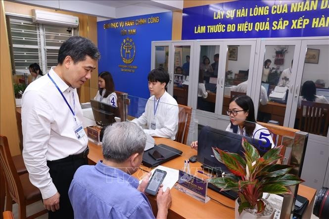 Hanoi's Cua Nam ward State employees receive citizens on the morning of July 1. (Photo: VNA)