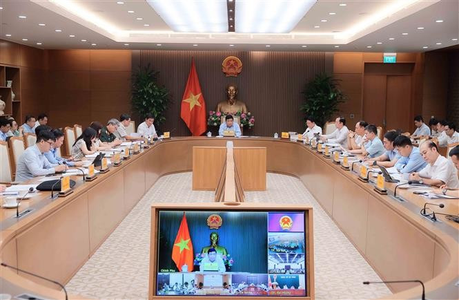 Deputy Prime Minister Nguyen Chi Dung chairs the first meeting of the inter-agency task force for coordinating smart city construction and development in Hanoi on July 16. (Photo: VNA)