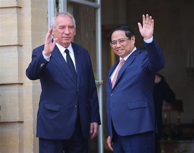 French Prime Minister Francois Bayrou (left) welcomes Prime Minister Pham Minh Chinh in Paris on June 10. (Photo: VNA)