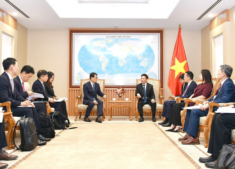 Deputy Prime Minister Ho Duc Phoc (R) receives Kim Sung-tae, Chairman and CEO of the Industrial Bank of Korea (IBK), in Hanoi on September 23. (Photo: VNA)