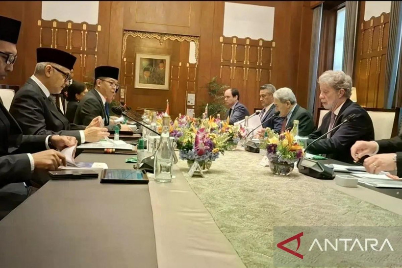 Indonesian Foreign Minister Sugiono (third, left) and his New Zealand counterpart Winston Peters (third, right) co-chair the 12th meeting of the Indonesia-New Zealand Joint Ministerial Commission (JMC) in Jakarta, on June 13. (Photo: ANTARA)