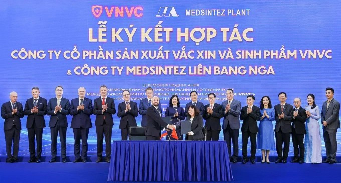 At the signing ceremony between Medsintez and VNVC Vaccine and Biopharmaceutical Manufacturing Plant (Source: vnexpress.net)