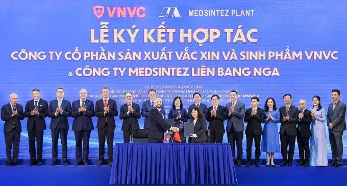 At the signing ceremony between Medsintez and VNVC Vaccine and Biopharmaceutical Manufacturing Plant (Source: vnexpress.net)