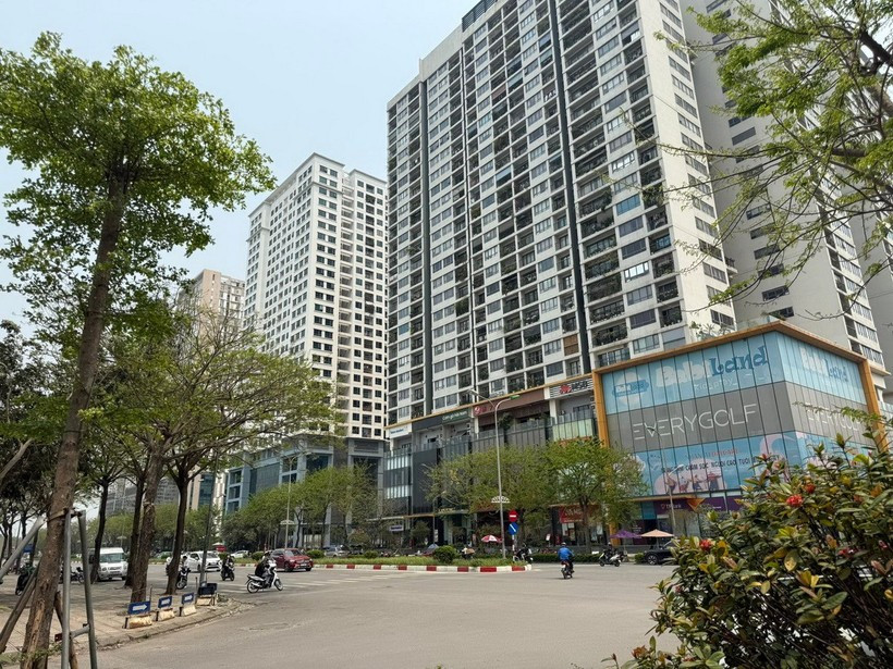 Prime Minister Pham Minh Chinh instructs heads of relevant ministries, agencies, and localities to improve institutions, policies, and laws related to housing, real estate, land, planning, investment, construction, credit, and taxation to ensure consistency. (Photo: VNA)