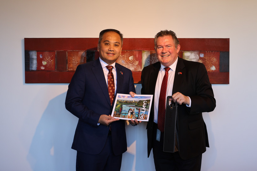 Vietnamese Ambassador to New Zealand Phan Minh Giang (L) pays a courtesy visit to Palmerston North Mayor Grant Smith. (Photo published by VNA)