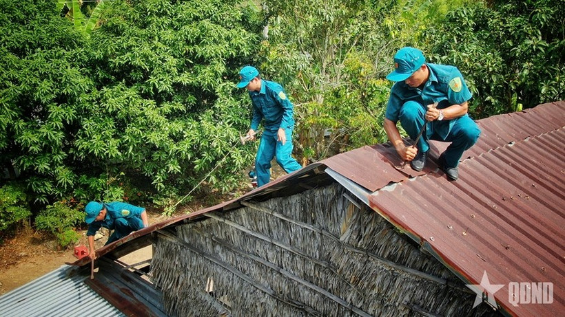 Police and military officers contribute over 10,000 workdays to help build 1,000 houses for local residents - Illustrative image (Photo: https://www.qdnd.vn/)