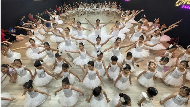 Amateur ballet dancers, mostly children, will perform Swan Lake in Hanoi on July 27. (Photo coutersy of Art 4 All)