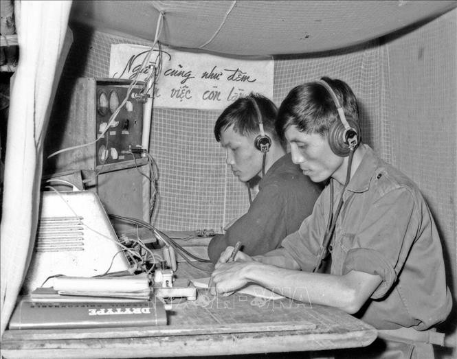 B8 telegraph operators of the Liberation Press Agency are transmitting and receiving news. (Photo: LPA)