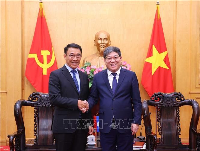 Assoc. Prof. Dr. Nguyen Duy Bac (R), Standing Vice President of the Ho Chi Minh National Academy of Politics, and visiting Acting Chairman of the Commission for External Relations of the Lao People's Revolutionary Party (LPRP) Central Committee Bounleua Phandanouvong. (Photo: VNA)