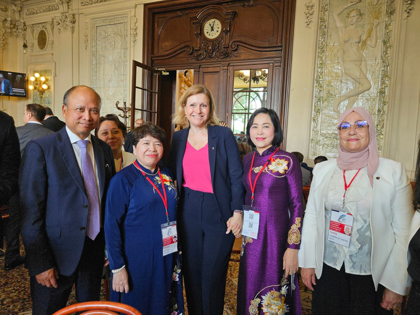 Vice Chairwoman of the National Assembly Nguyen Thi Thanh (second from right) meets President of the French National Assembly Yael Braun-Pivet (middle) (Photo: VNA)