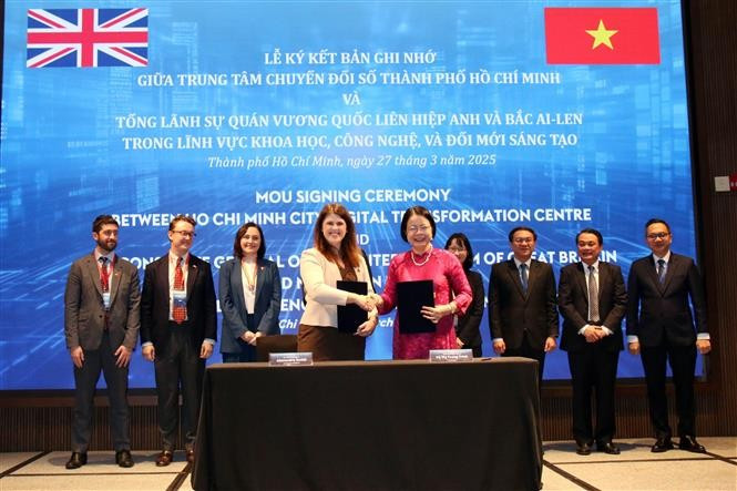The UK Consulate General and the Ho Chi Minh City Digital Transformation Centre sign a memorandum of understanding on cooperation in the fields of science, technology and innovation. (Photo: VNA)
