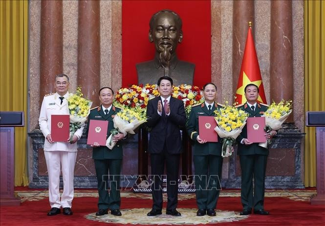 State President Luong Cuong (centre) and the newly promoted officers at the ceremony. (Photo: VNA)