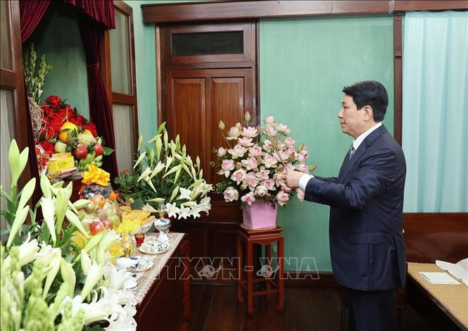 State President Luong Cuong offers incense at House 67. (Photo: VNA)