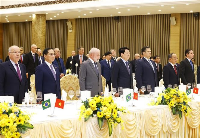 Brazilian President Luiz Inacio Lula da Silva (front, third from left), State President Luong Cuong (front, fourth from left), and officials at the banquet in Hanoi on March 28 (Photo: VNA)