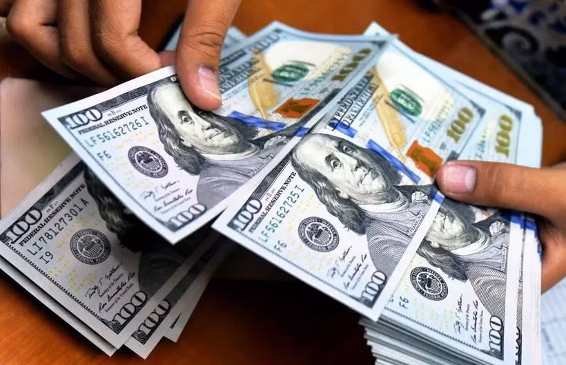 The daily reference exchange rate for the US dollar is set at 24,325 VND/USD on January 24. (Photo: VNA)