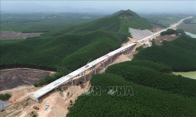 Construction of an overpass on the Van Ninh - Cam Lo expressway. (Photo: VNA)