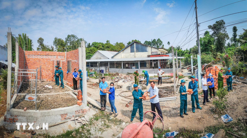 Joining efforts to rebuild makeshift and dilapidated houses. (Photo: VNA)