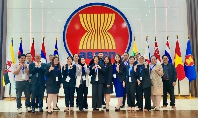 Representatives of Vietnam SPS Office and negotiators of other ASEAN countries posing for a photo in Indonesia (Photo: Vietnam SPS Office)