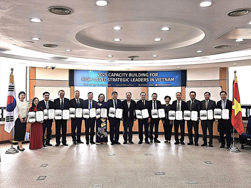 The Vietnamese delegation at the closing ceremony of the training course. (Photo: VNA) 