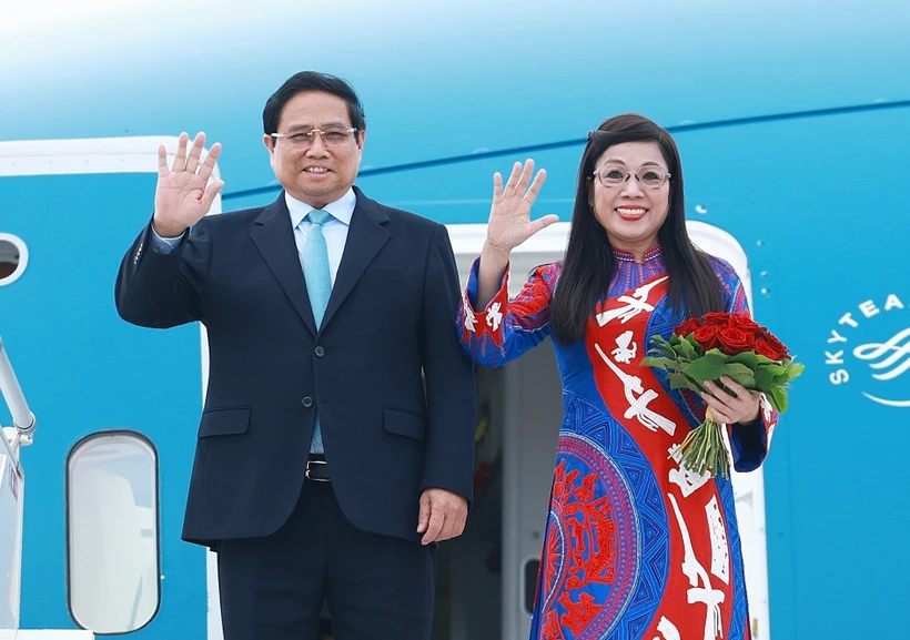 Prime Minister Pham Minh Chinh and his spouse arrive in Prague on January 18 afternoon (local time), beginning an official visit to the Czech Republic from November 18-20 (Photo: VNA)