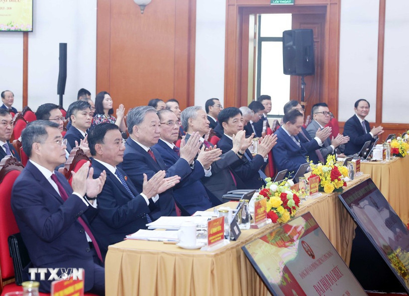 Party General Secretary To Lam, incumbent and former Party and State leaders attend the Party Congress of the Party Central Committee's Office in Hanoi on August 7. (Photo: VNA)