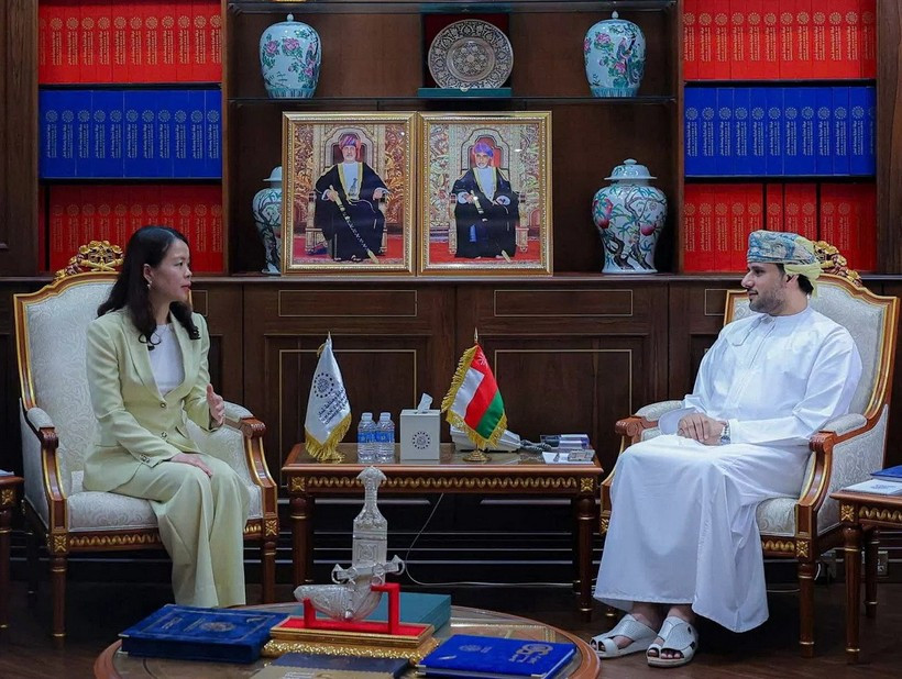 Vietnamese Deputy Minister of Foreign Affairs Nguyen Minh Hang (L) and OCCI Chairman Sheikh Faisal Abdullah Al Rawas (Photo: baoquocte.vn) 