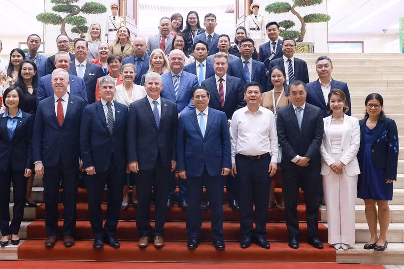 PM Pham Minh Chinh (centre, front row) and the USABC delegation. (Photo: VNA)