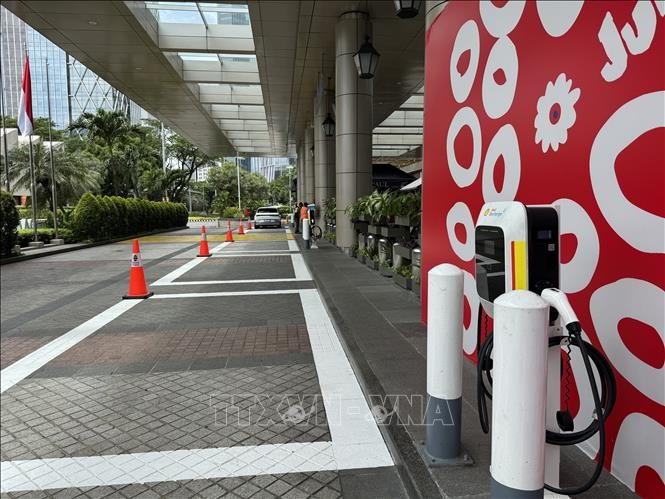 An EV charging station at a shopping mall in Jakarta, Indonesia ( Photo: VNA)