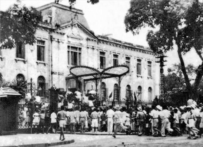 Kham Sai Palace (Bac Bo Phu), the headquarters of the French puppet administration in Northern Vietnam, is seized by Hanoi defence forces and citizens on August 19, 1945 (Photo: VNA)