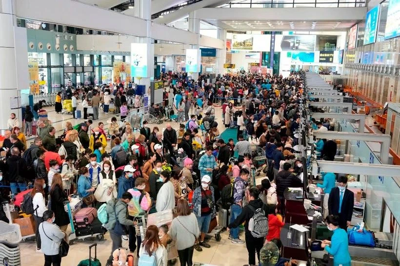 Passengers check in for flights at Noi Bai International Airport. (Photo: VietnamPlus)