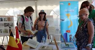 People visit Vietnam's booth at the ManiFiest 2025 in Ostend. (Photo: VNA)