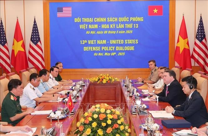 Vietnamese Deputy Minister of National Defence Sen. Lieut. Gen. Hoang Xuan Chien (first, left) and US Acting Assistant Secretary of Defence John Noh (first, right) co-chair the dialogue on May 8. (Photo: VNA)