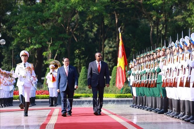 PM Pham Minh Chinh (L) and Ethiopian PM Abiy Ahmed Ali review the guard of honour. (Photo: VNA)