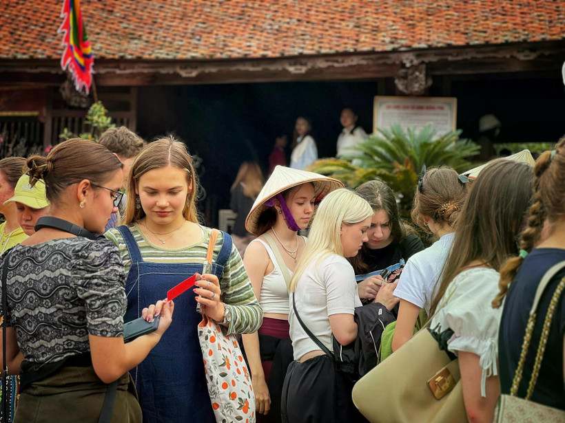 According to a research by the World Tourism Organisation, visa exemptions can help increase international tourist arrivals by 5-25%. (Photo: VietnamPlus)