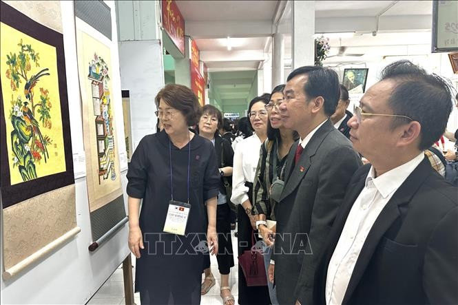 The exhibition features over 60 artworks and traditional calligraphy pieces by artists from Phu Yen and Chungbuk. (Photo: VNA)