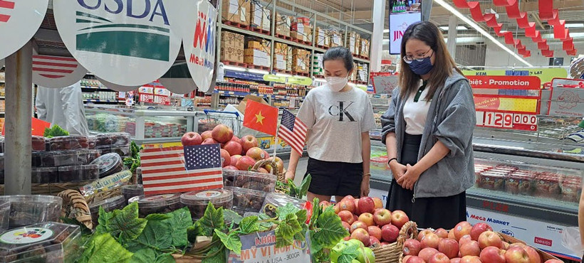 Consumers at a supermarket in HCM City (Photo: baodautu.vn)