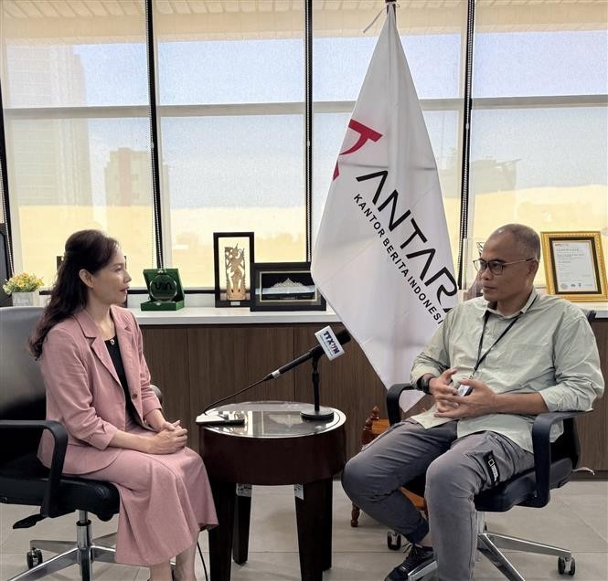 Irfan Junaidi, Director of News at the Indonesian national news agency ANTARA (right) speaks to a VNA correspondent in Jakarta. (Photo: VNA)