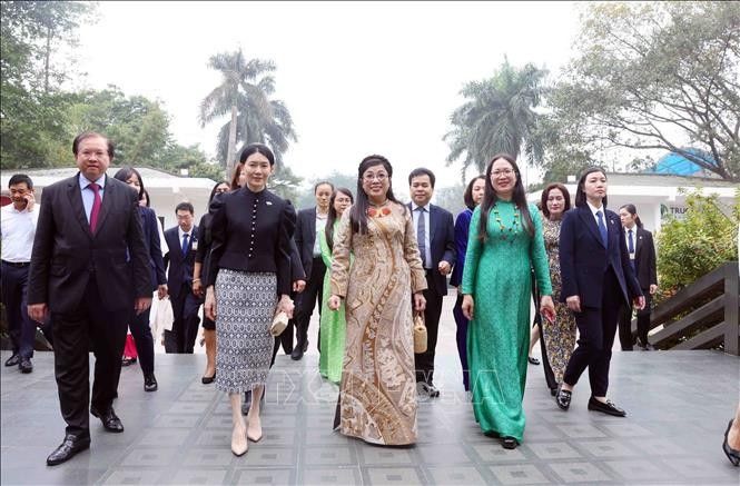 From left: Prime Minister Pham Minh Chinh’s spouse Le Thi Bich Tran (3rd) and Loo Tze Lui (2nd), spouse of visiting Singaporean PM Lawrence Wong, entering the Vietnam Museum of Ethnology in Hanoi on May 26 morning. (Photo: VNA)