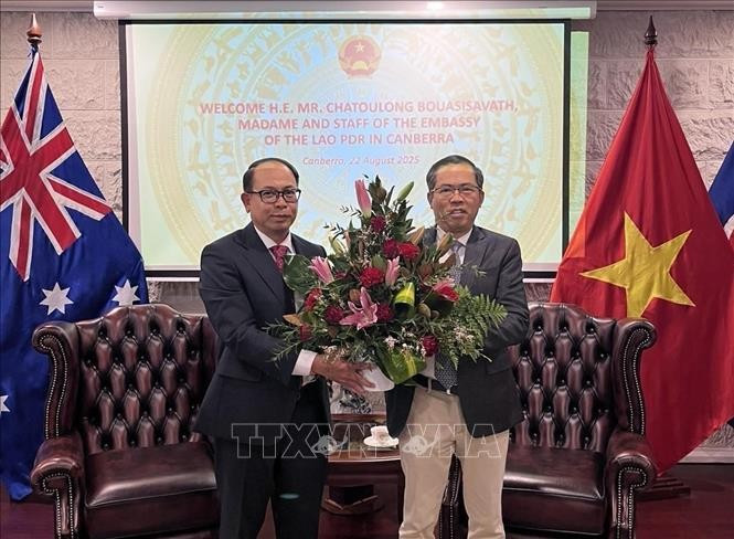 Lao Ambassador to Australia Chatoulong Bouasisavath (L) and Vietnamese Ambassador to Australia Pham Hung Tam at the event (Photo: VNA)