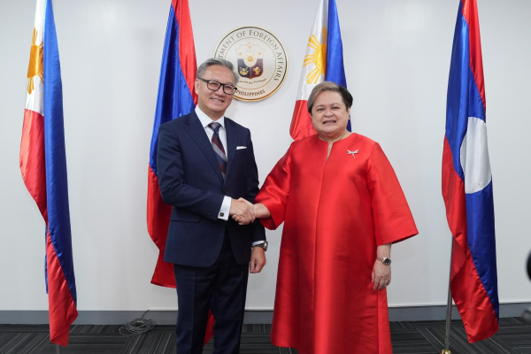 Lao FM Thongsavanh Phomvihane (L) and Philippine Secretary of Foreign Affairs Maria Theresa P. Lazaro (Photo: https://kpl.gov.la/)