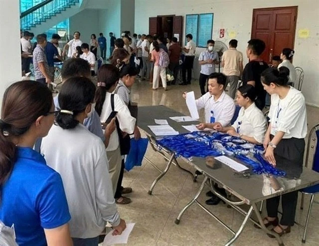 People line up to register for land auctions in Hoai Duc district, Hanoi. (Photo: VNA)